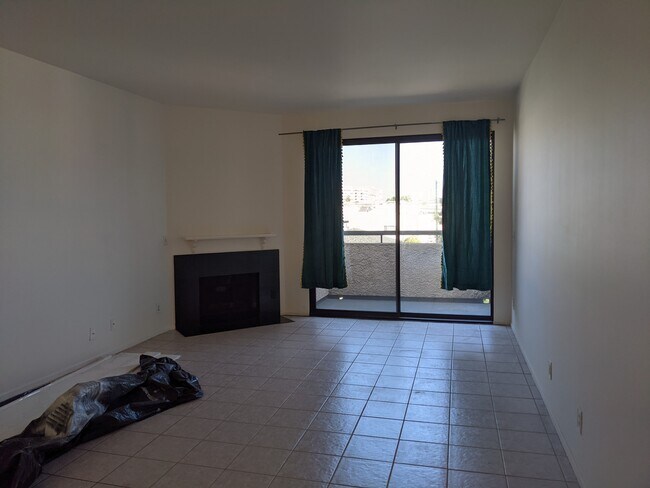 Amplia sala de estar. - 2491 Purdue Ave Unidad 316