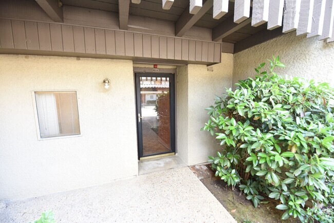 Building Photo - Spacious 2 story townhome in gated and gua...