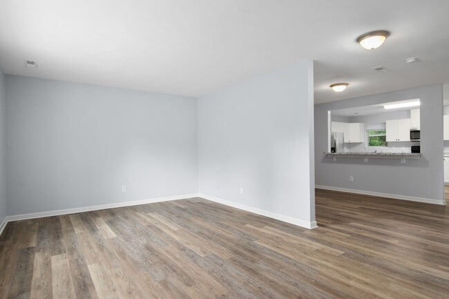 Photo - 4 Bed/2 1/2 Bathroom On Bus Line Undergrads Pets