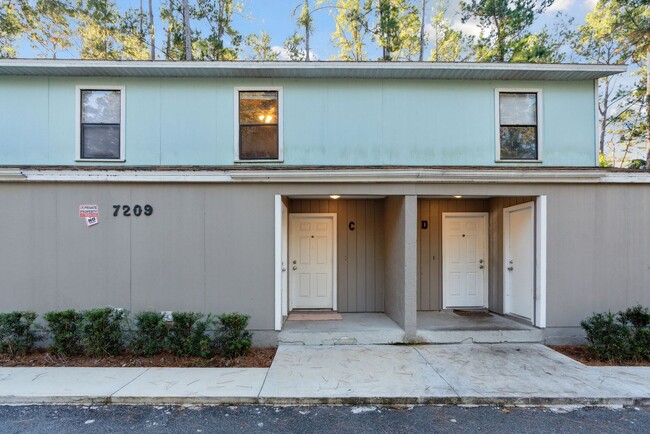 2 Bed| 1 Bath NEW CARPET ! - 2 Bed| 1 Bath NEW CARPET ! House