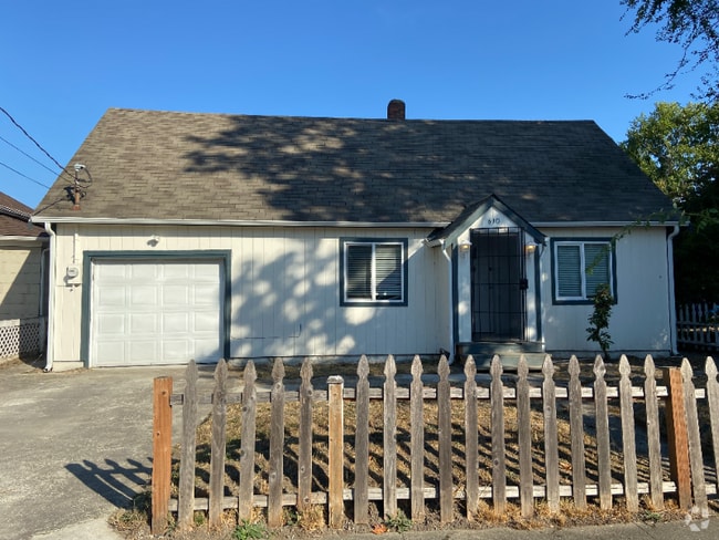 Building Photo - 610 3rd Ave S Rental