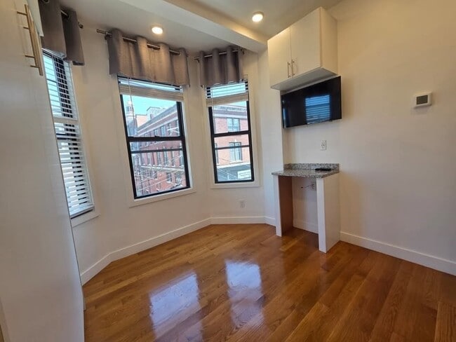 Building Photo - 16 5th St Unit 11