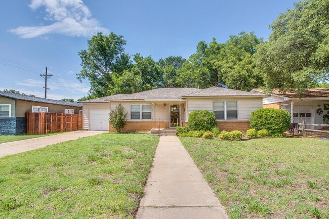 Building Photo - Look No Further > This Is A Gem! Tech and Med Community Quick Commute!