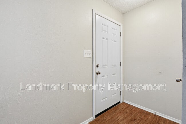 Photo - 6811 Trail Lake Dr