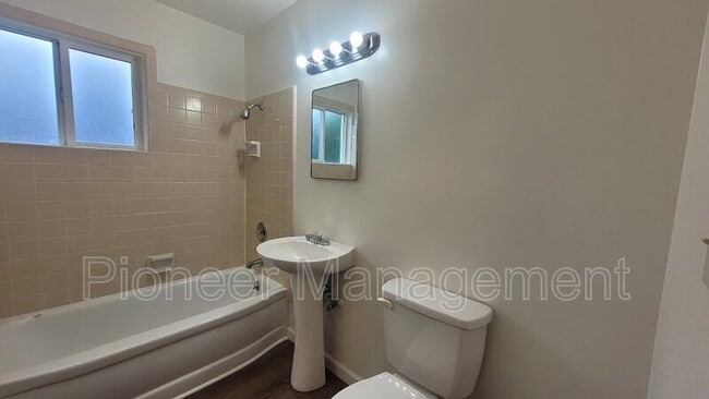 Photo - 815 NE Alameda Ave