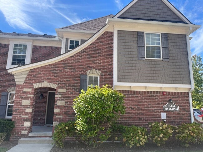 Building Photo - Shelby Township - 3 Bedroom, 2 Bath, End-U...