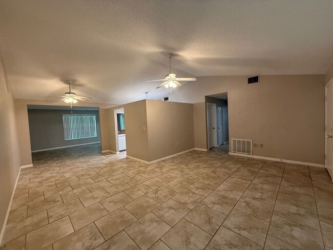 Photo - Spacious 2 Bedroom, 2 Bath, 2 car garage Home For Rent in New Port Richey!