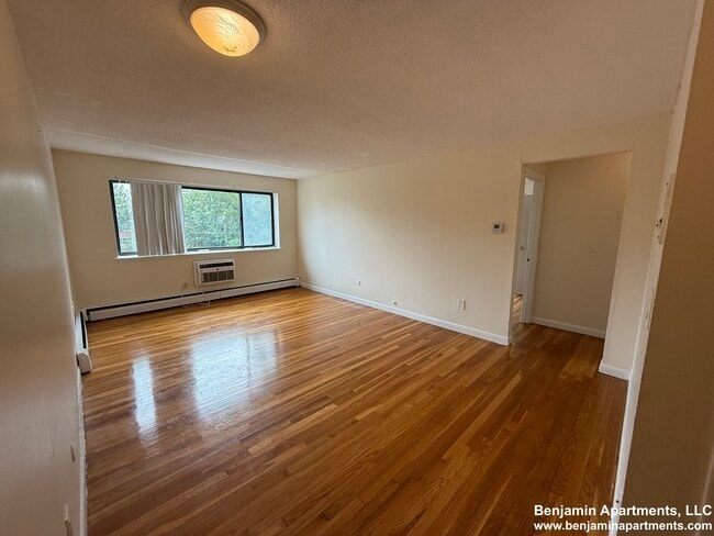 Building Photo - 112 Dustin St Unit 1 Rental