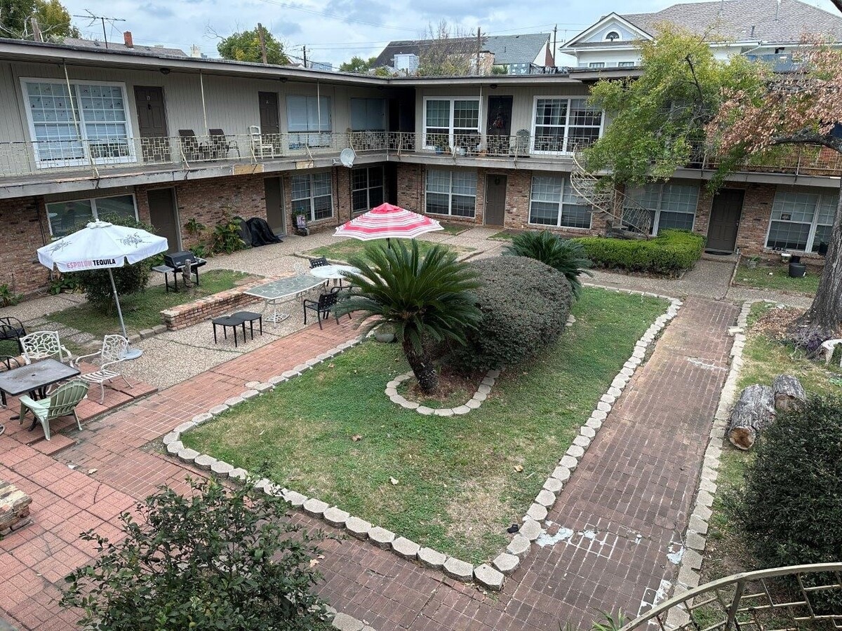 Photo - 820 W Alabama St Unit 16