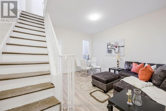 Photo - 1934 Queen St E Unit Upper