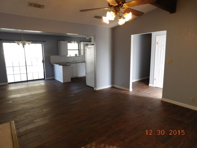 Photo - 2215 Phyllis Dr