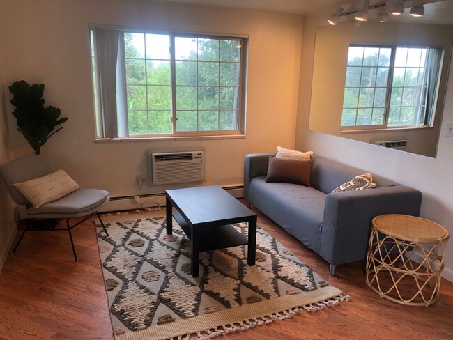 Building Photo - REDUCED! TOP FLOOR 2 BD/1 BA w/ washer/dry... Unit 680-317