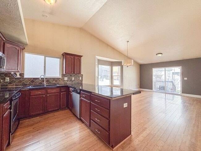 Photo - 5 bed 3 bath home in quiet neighborhood!