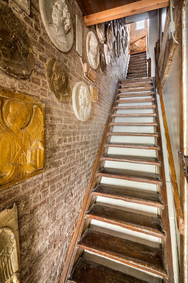 Photo - 218 E 25th St