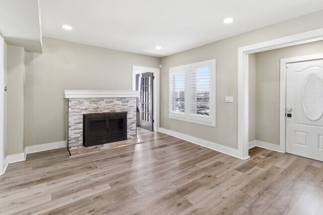 Photo - 925 Plainfield Ave