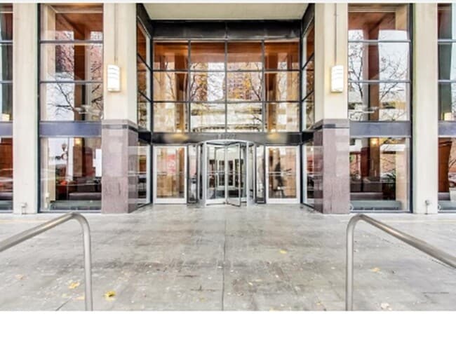24-hr doorman - 1122 N Clark St Unit 1403
