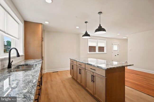 Photo - 668 Renz St