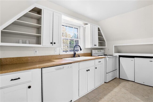 Photo - 613 Pelham Rd NE