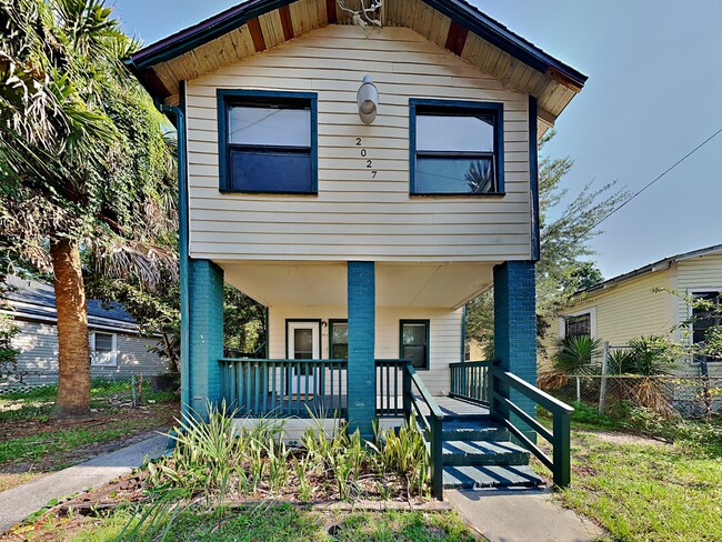 Building Photo - 2027 W 12th St Unit 2027 w 12th st Downstairs