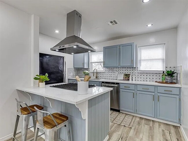 Building Photo - Modern Comfort in Every Square Foot