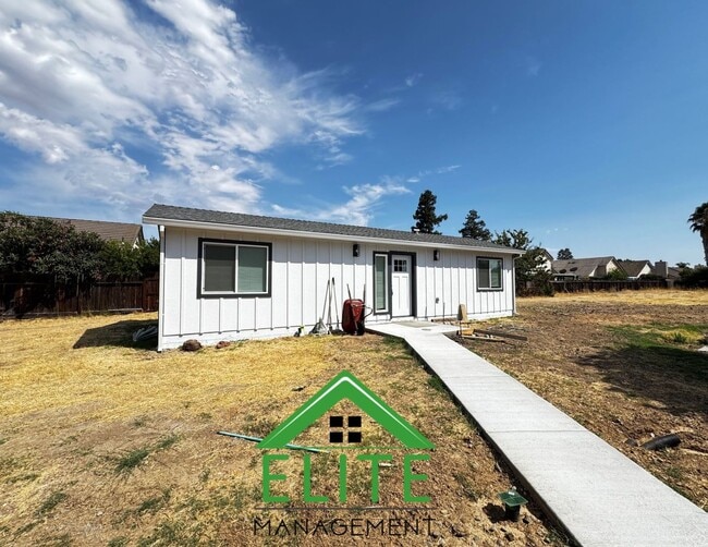 Building Photo - Spacious 4-Bedroom, 3-Bathroom Home in Des...