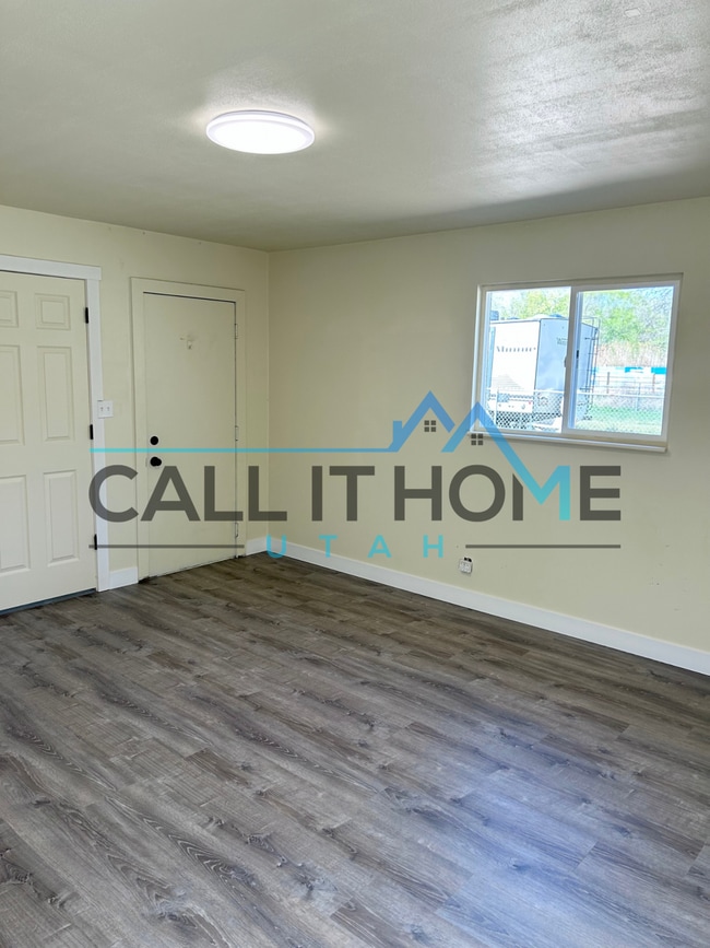 Entrance/Front door - 1496 W Parkway Ave