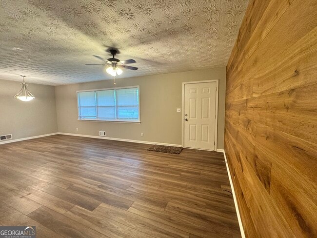 Photo - 452 Windsor Dr SW