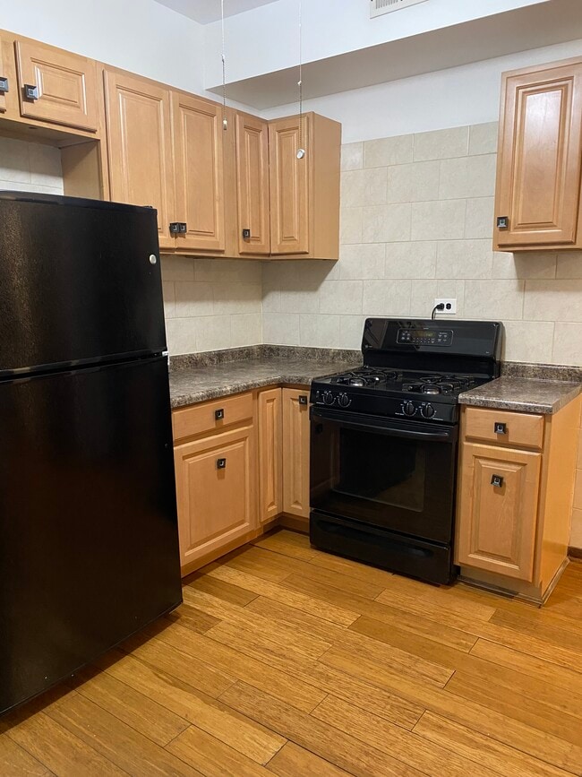 Building Photo - 1800 W 21st Plz Unit 1 Floor Rear