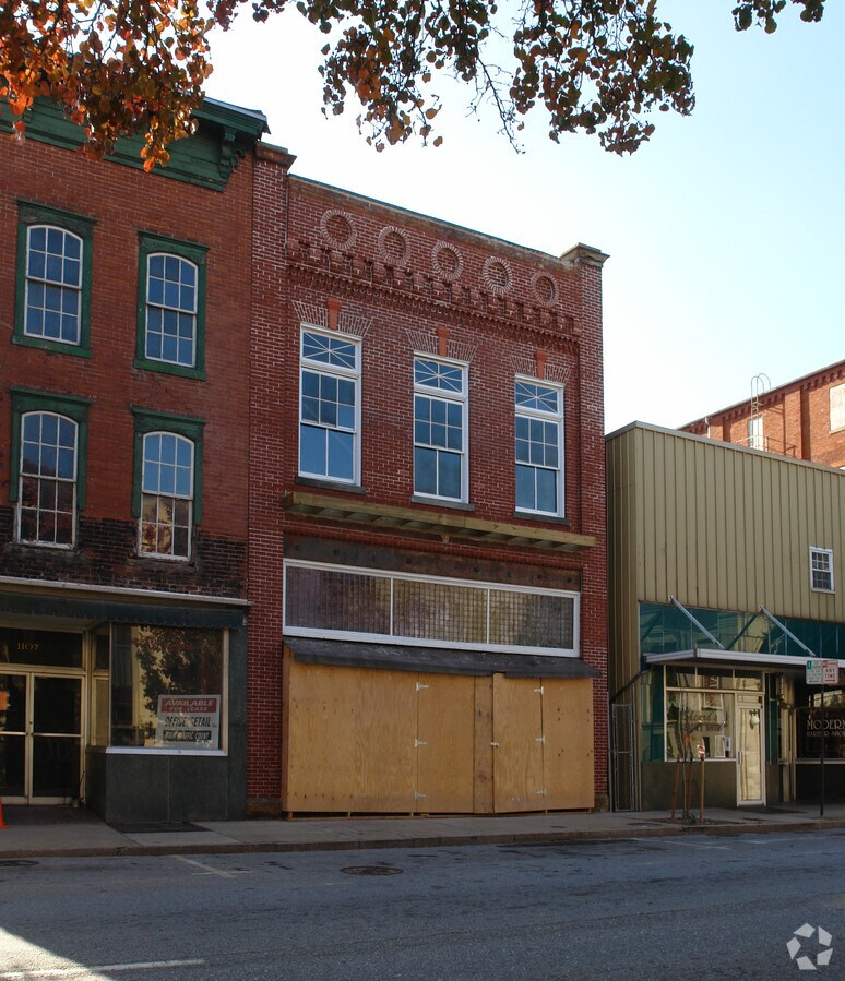 Photo - 1105 Main St