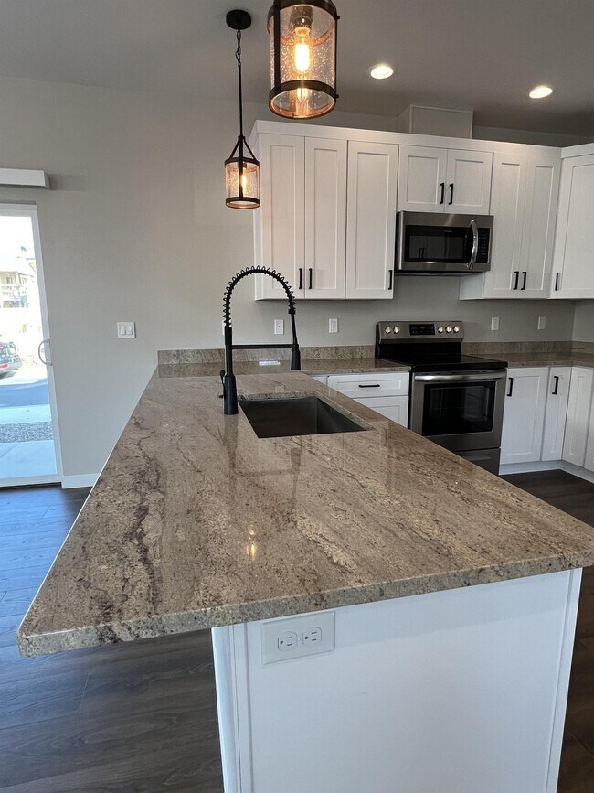 335 Everett Way Rental For Rent in Talent, OR