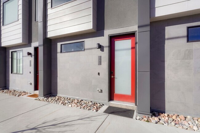 Photo - Modern Townhome ~ Rooftop Deck ~ Mountain View!