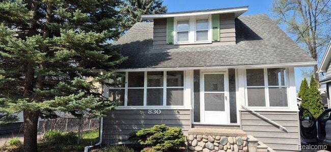 Building Photo - 830 Knowles St