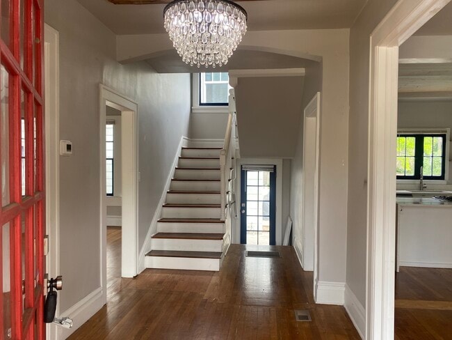Foyer entrance - 519 E Livingston St