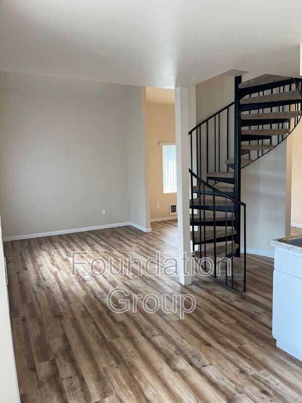 Building Photo - 400 10th Ave Rental