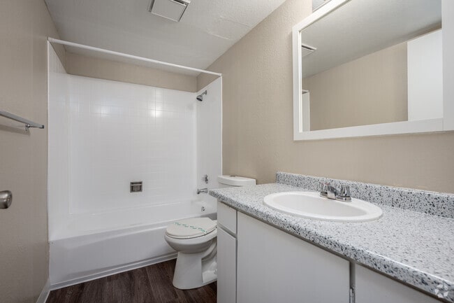 2BR, 1BA - 750SF - Bathroom - The Grove Apartments