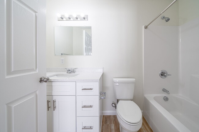 2BR Townhome - 1215 ft2