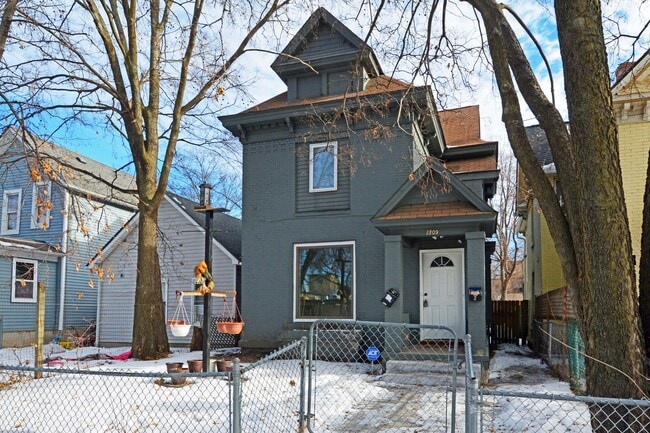 Building Photo - 3-Bedroom 1-Bathroom Unit Available Now in Minneapolis!