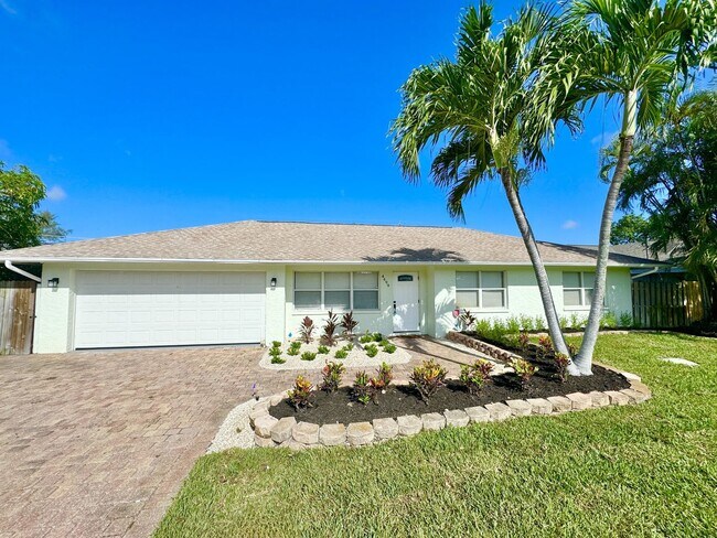 Building Photo - ** CENTRAL NAPLES ** 3 BED + DEN / 2 BATH ... Rental