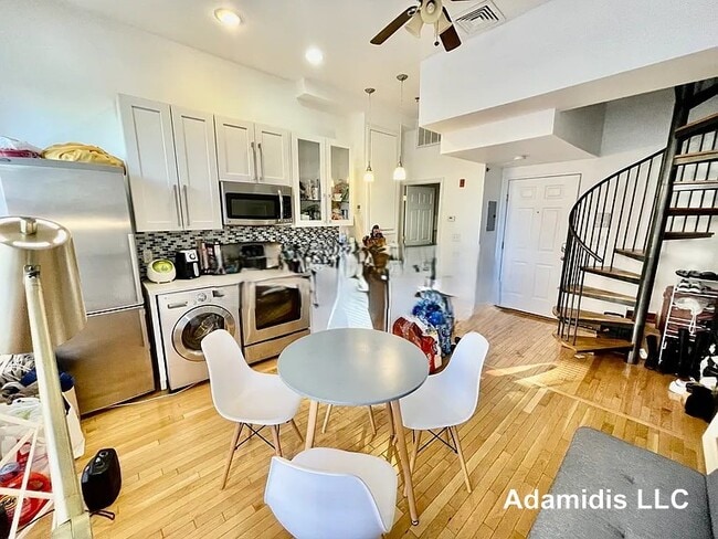 Building Photo - 243 Northampton St Unit 2