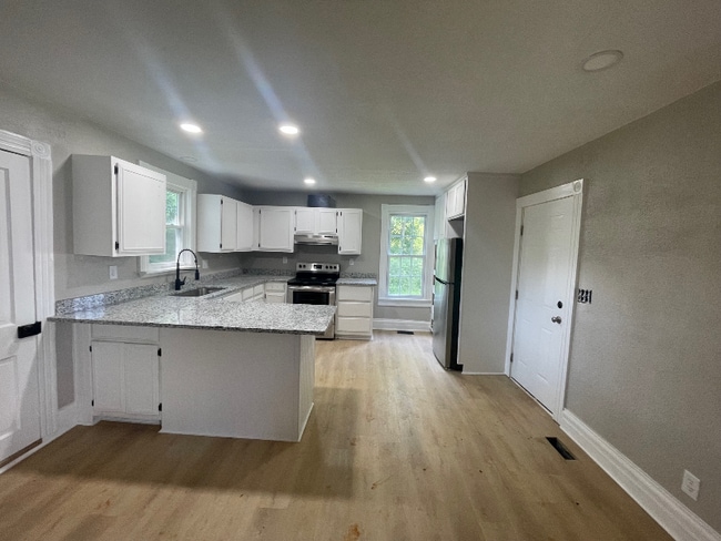 Photo - 412 W 12th St