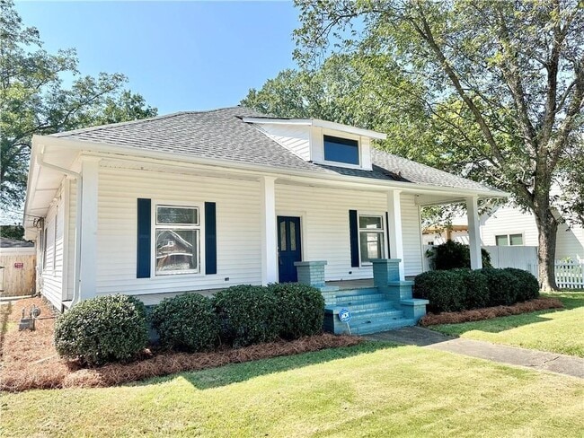 Photo - 1596 Mercer Ave