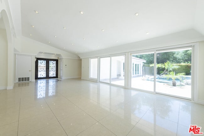 Photo - 16379 Meadow Ridge Rd W