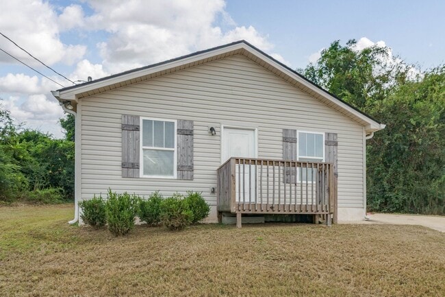 Building Photo - Nice 3 Bed 2 Bath House Available Now! Cal...