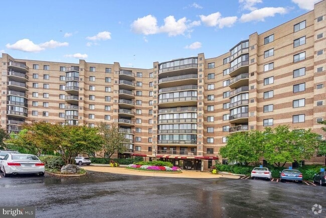 Building Photo - 8350 Greensboro Dr Unit 920 Rental