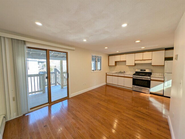 Building Photo - 6 Evergreen Sq Unit 3