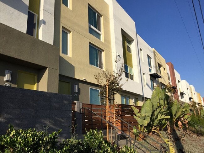 Building Photo - Completely upgraded large townhome with solar!!