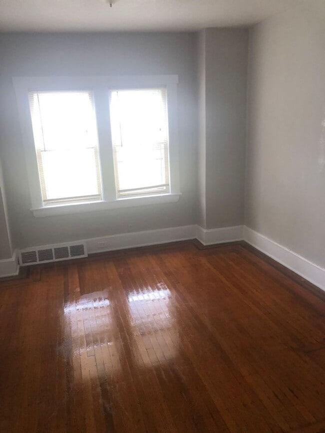 Photo - 1483 E 120th St Unidad DOWN