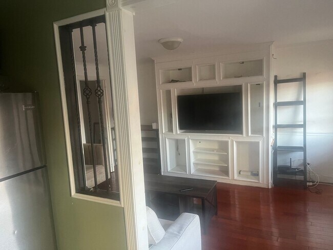 Photo - 579 Putnam Ave