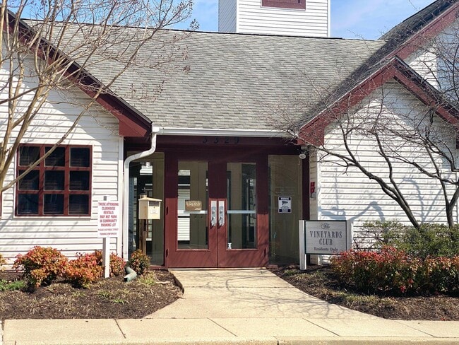 Photo - 3313 Sir Thomas Dr Unit 23