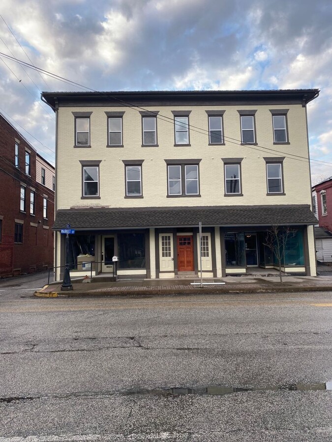 Store front in Newport Borough!! - Store front in Newport Borough!! House